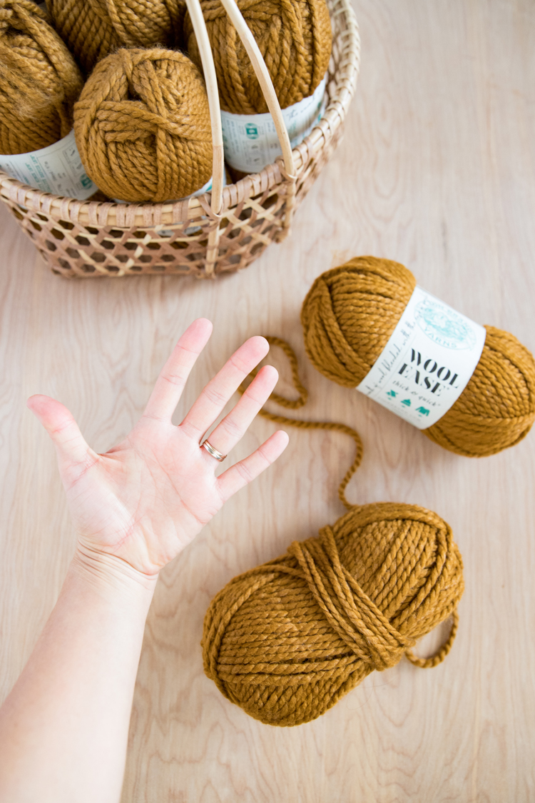 Finger Crochet Throw Blanket - Beginner friendly video tutorial // www.deliacreates.com