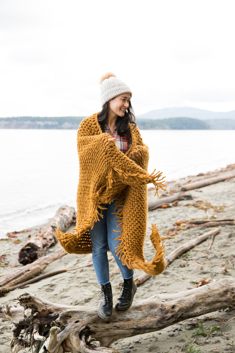 Finger Crochet Throw Blanket - Beginner friendly video tutorial // www.deliacreates.com