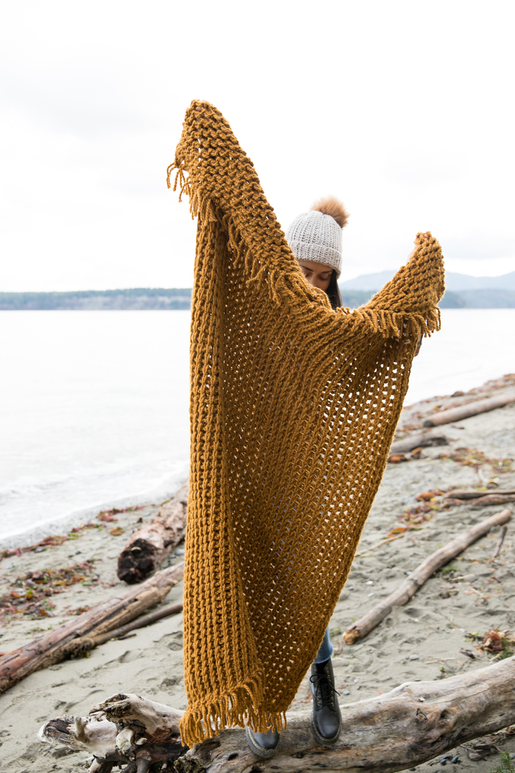 Finger Crochet Throw Blanket - Beginner friendly video tutorial // www.deliacreates.com