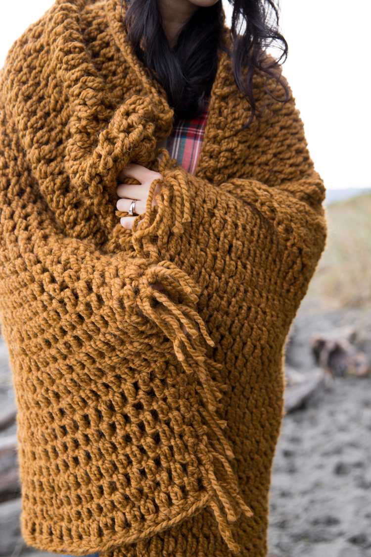 Finger Crochet Throw Blanket - Beginner friendly video tutorial // www.deliacreates.com