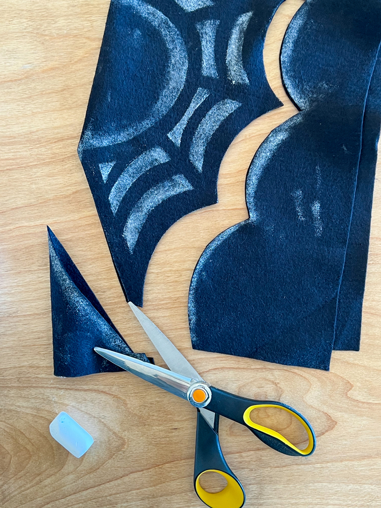 Felt Spiderweb Collar - free pattern // www.deliacreates.com