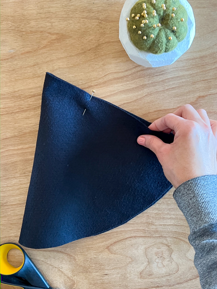 Basic Stiff Brim Witch Hat - Free Pattern & Tutorial // www.deliacreates.com