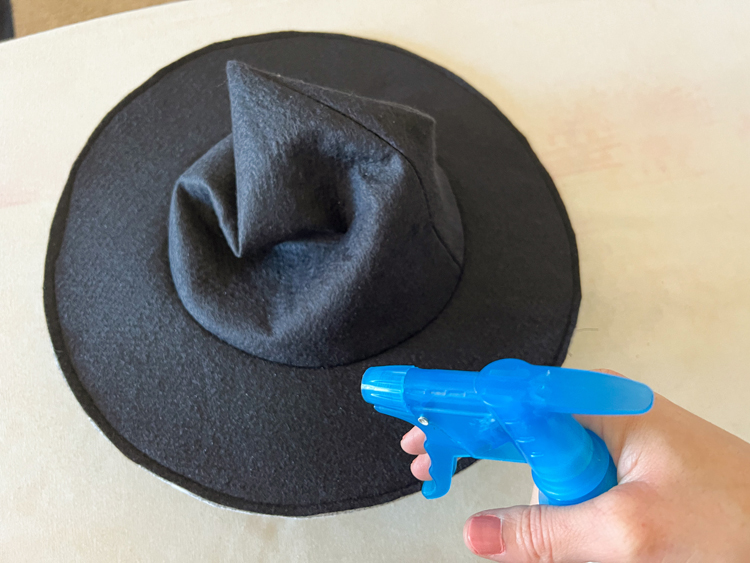 Basic Stiff Brim Witch Hat - Free Pattern & Tutorial // www.deliacreates.com