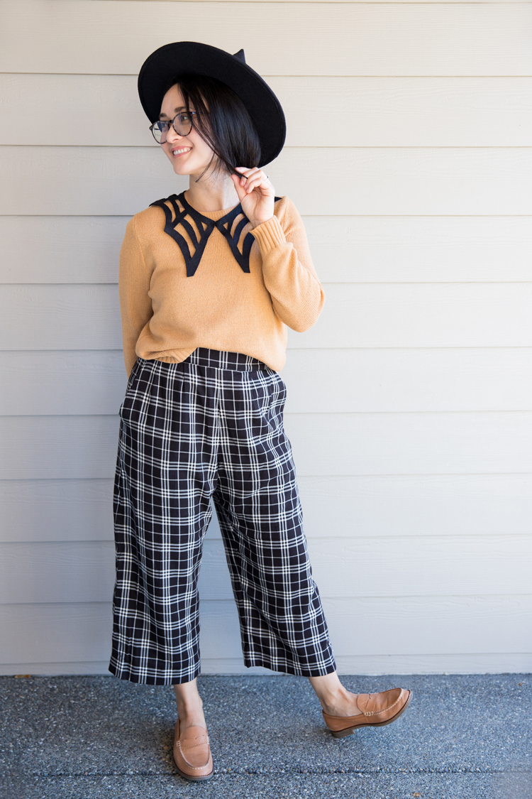 Felt Spiderweb Collar - free pattern // www.deliacreates.com