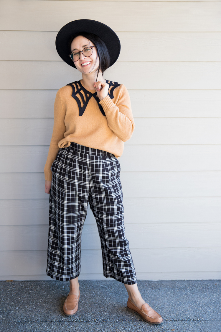 Basic Stiff Brim Witch Hat - Free Pattern & Tutorial // www.deliacreates.com