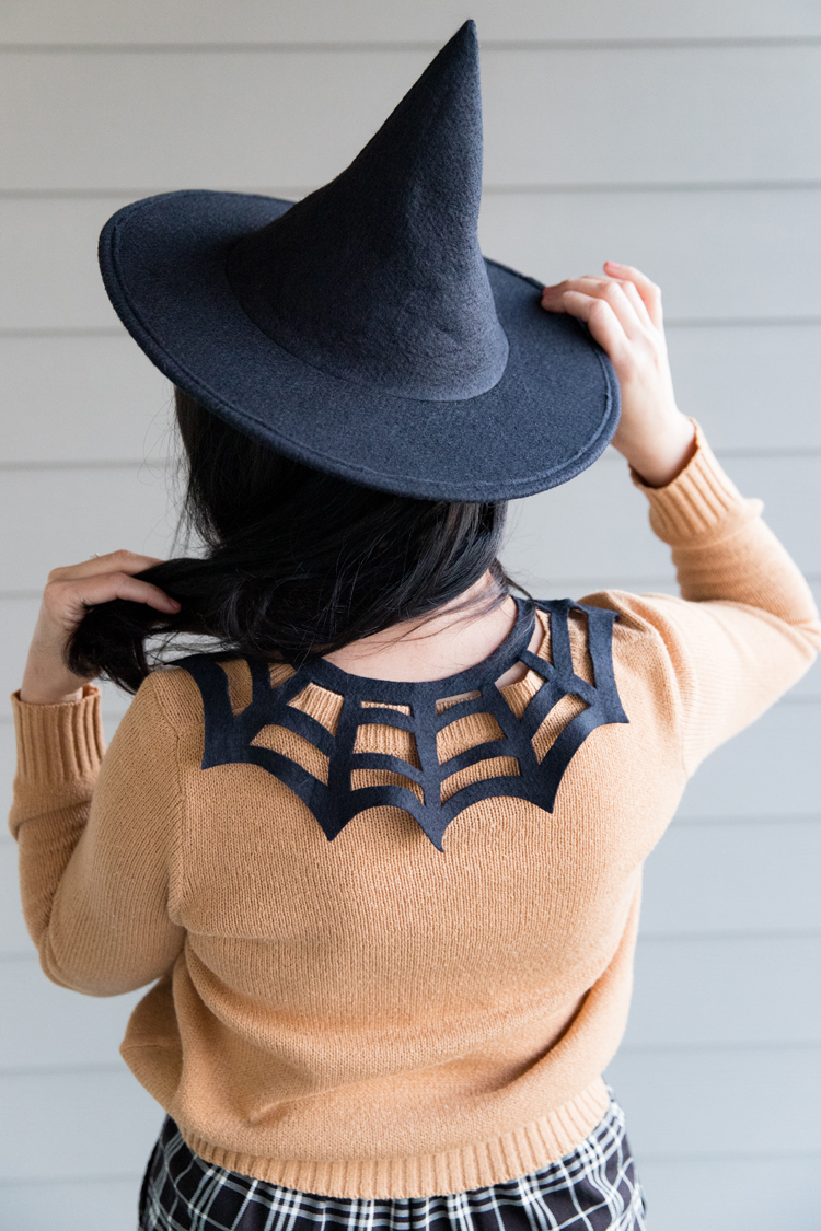 Felt Spiderweb Collar - free pattern // www.deliacreates.com