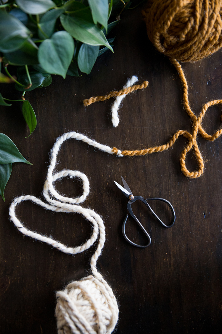 Learn how to crochet // magic knot tutorial // www.deliacreates.com