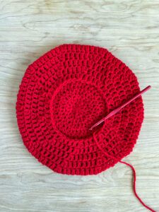 Double Crochet Beret – Free Pattern & Tutorial // www.deliacreates