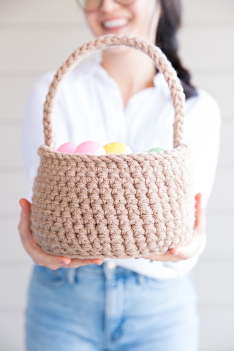 Basic Easter Basket - Free Crochet Pattern and Tutorial // www.deliacreates.com