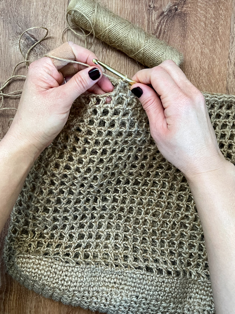 Jute Mesh Tote - Free Crochet Pattern --- beginner friendly video tutorial // www.deliacreates.com