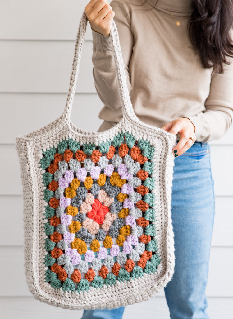 Granny Square Tote - free crochet pattern and video tutorial // www.deliacreates.com