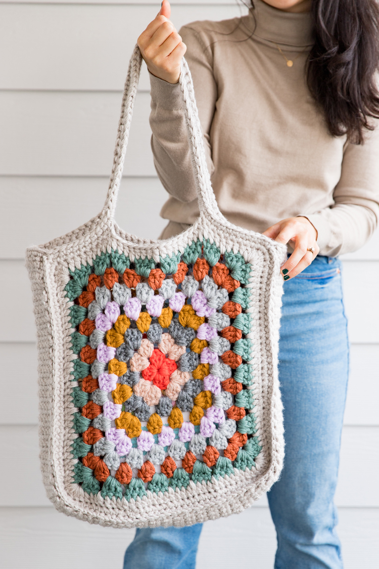 Granny Square Tote - free crochet pattern and video tutorial // www.deliacreates.com