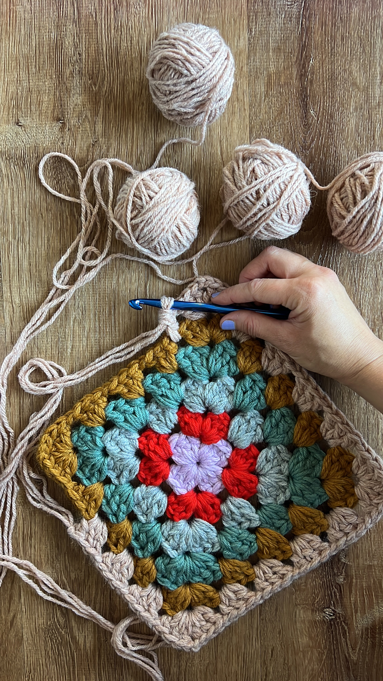 Granny Square Tote - free crochet pattern and video tutorial // www.deliacreates.com