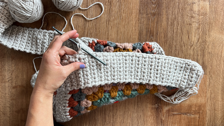 Granny Square Tote - free crochet pattern and video tutorial // www.deliacreates.com