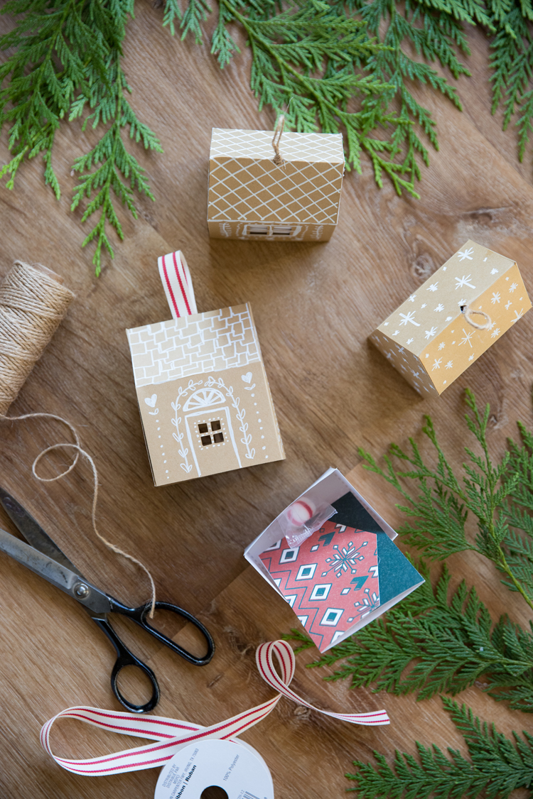 Paper Gingerbread House Gift Box FREE PRINTABLE // No cutting machine required // www.deliacreates.com