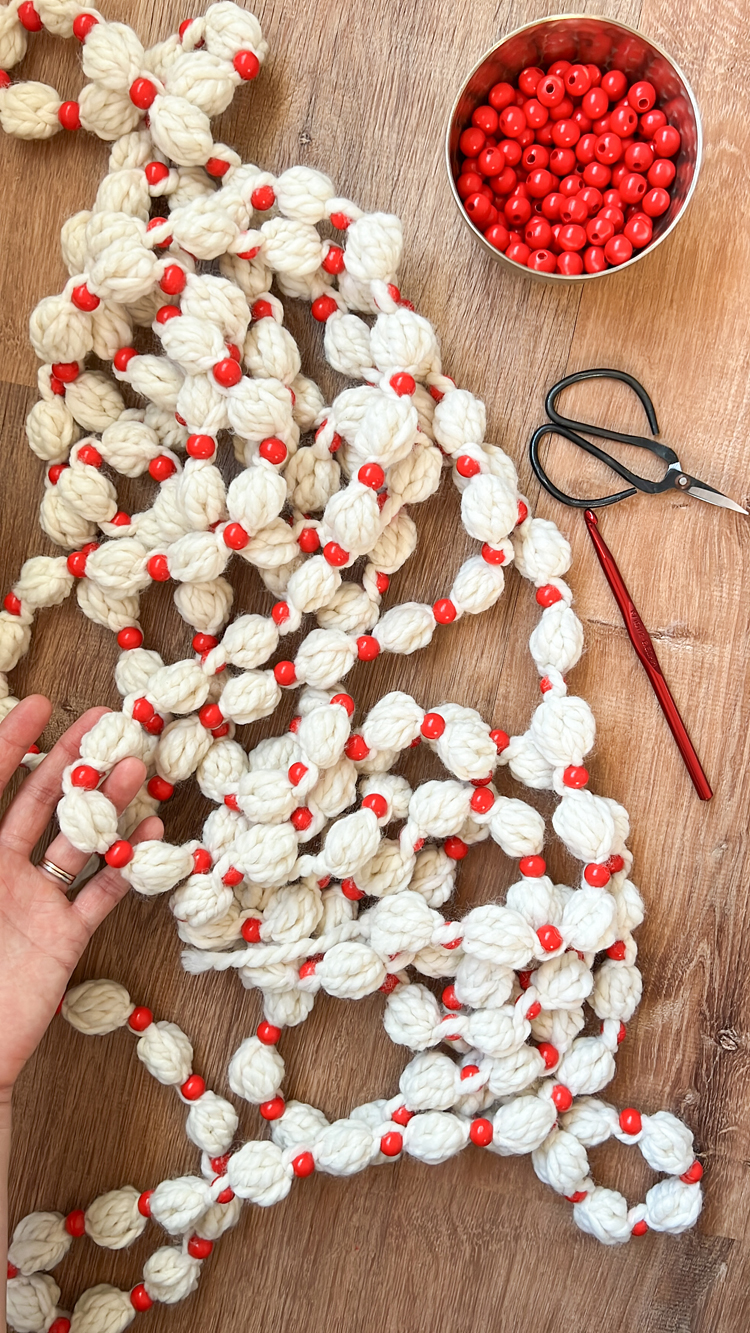 "Popcorn & Cranberry" Crochet Garland VIDEO TUTORIAL // www.deliacreates.com