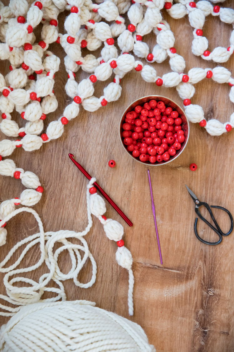 "Popcorn & Cranberry" Crochet Garland VIDEO TUTORIAL // www.deliacreates.com