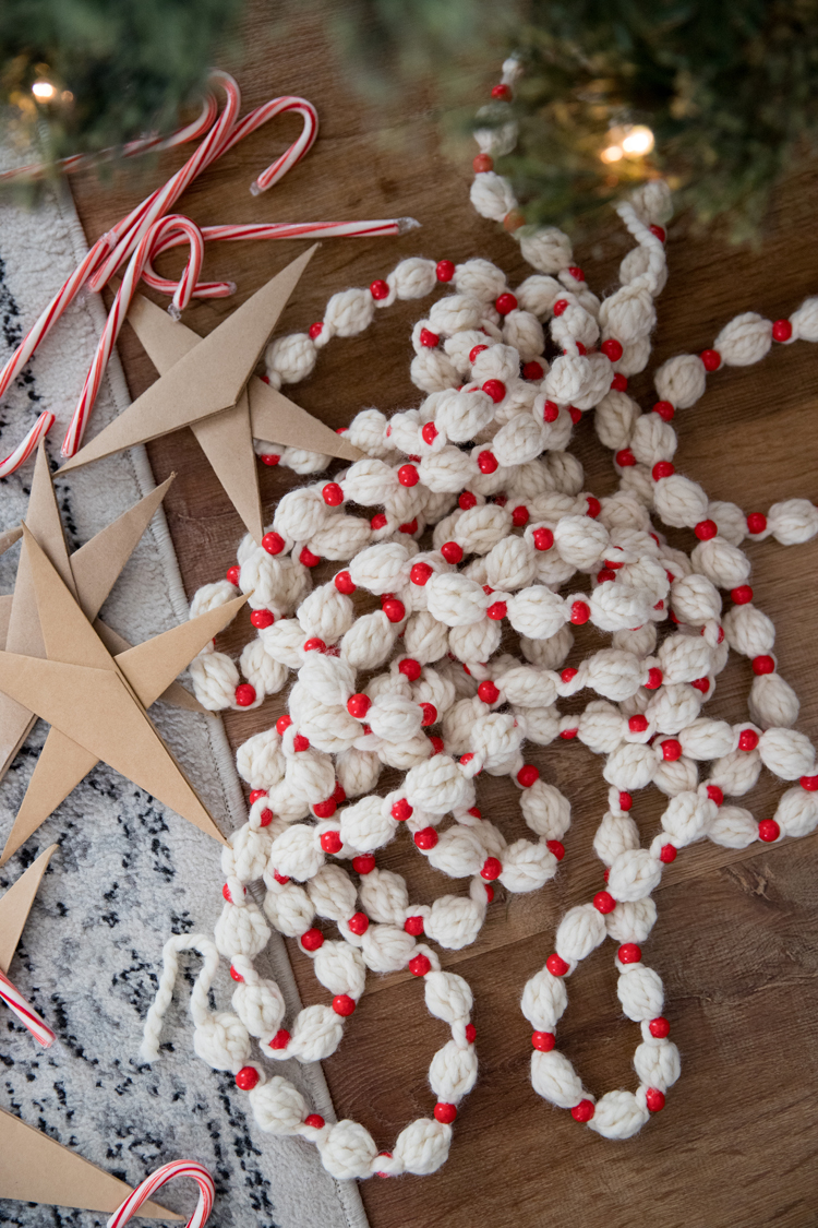 "Popcorn & Cranberry" Crochet Garland VIDEO TUTORIAL // www.deliacreates.com