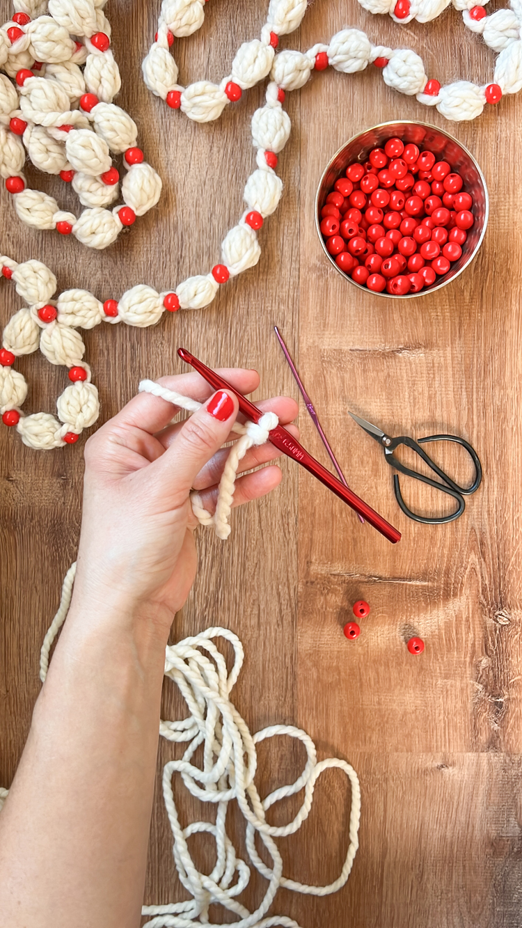"Popcorn & Cranberry" Crochet Garland VIDEO TUTORIAL // www.deliacreates.com
