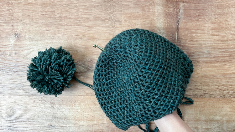 Crochet Bonnet Beanie - FREE PATTERN in 7 sizes NB - AL// beginner friendly video tutorial // www.deliacreates.com