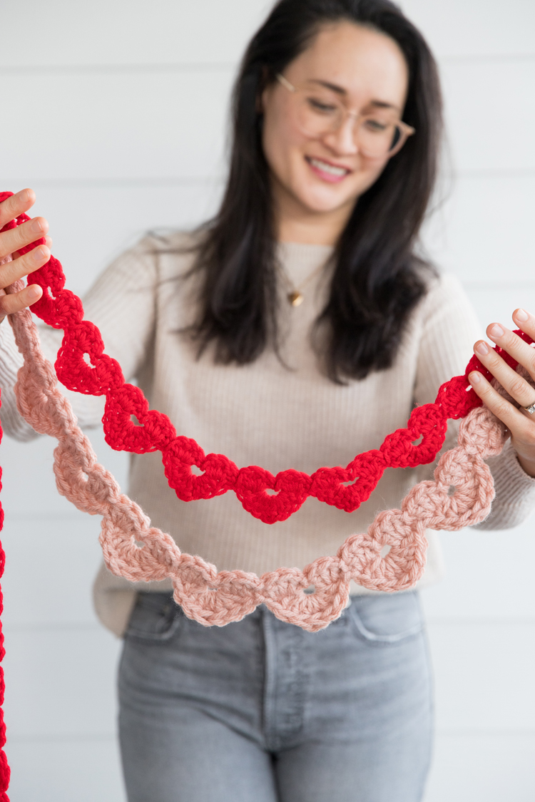 String of Hearts Crochet Garland - FREE PATTERN and video tutorial // www.deliacreates.com