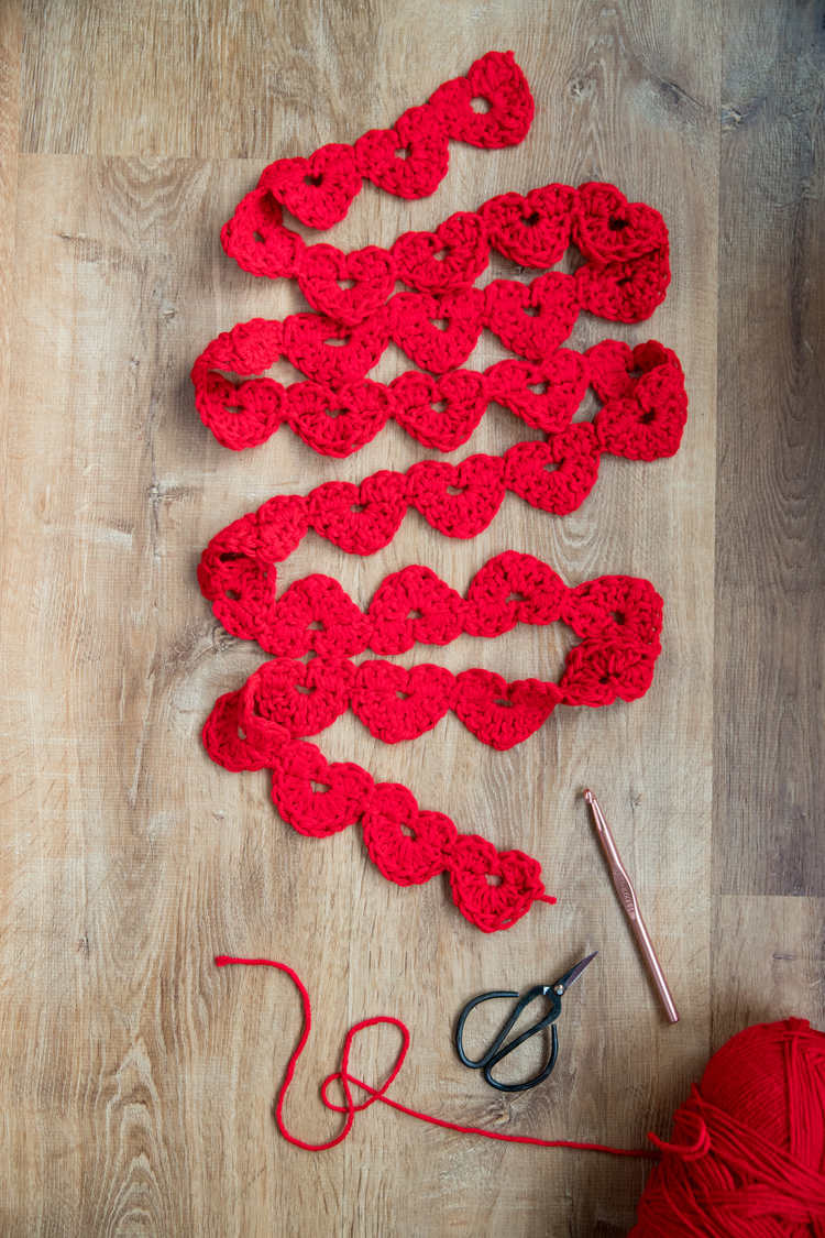 String of Hearts Crochet Garland - FREE PATTERN and video tutorial // www.deliacreates.com