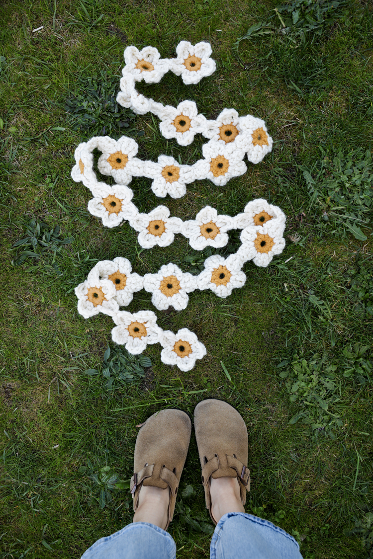 Daisy Chain Crochet Garland Tutorial // www.deliacreates.com