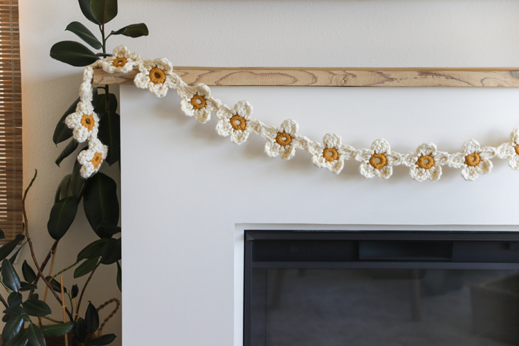 Daisy Chain Crochet Garland Tutorial // www.deliacreates.com