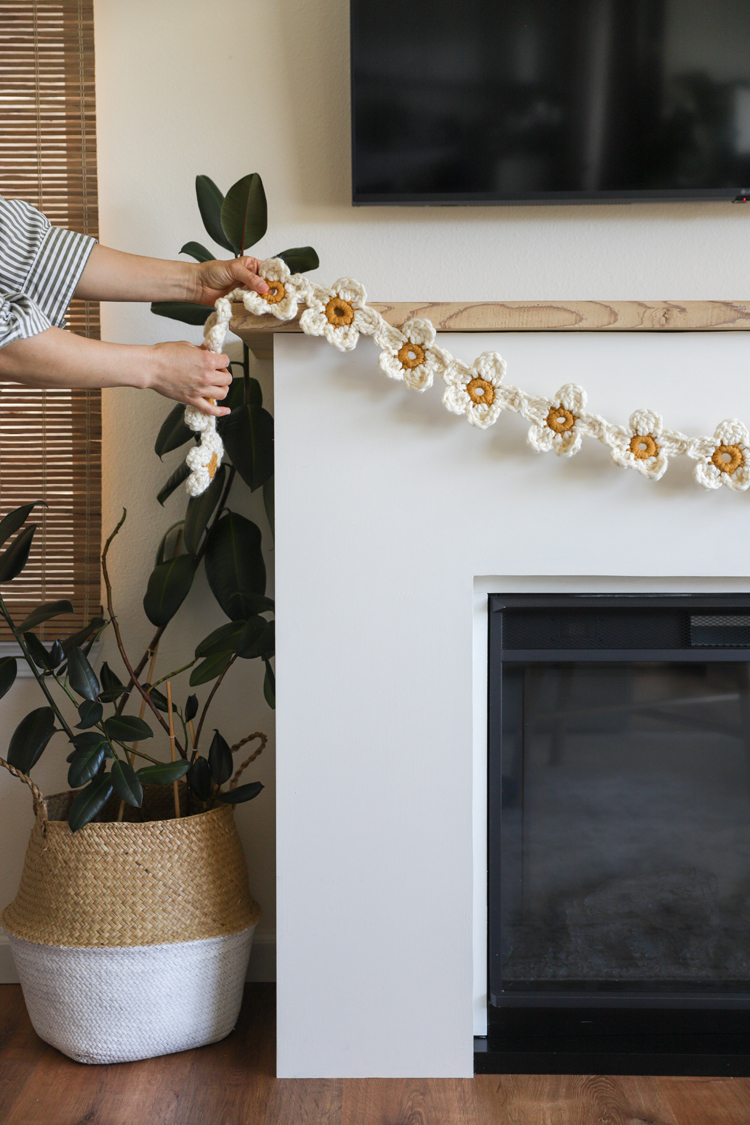 Daisy Chain Crochet Garland Tutorial // www.deliacreates.com