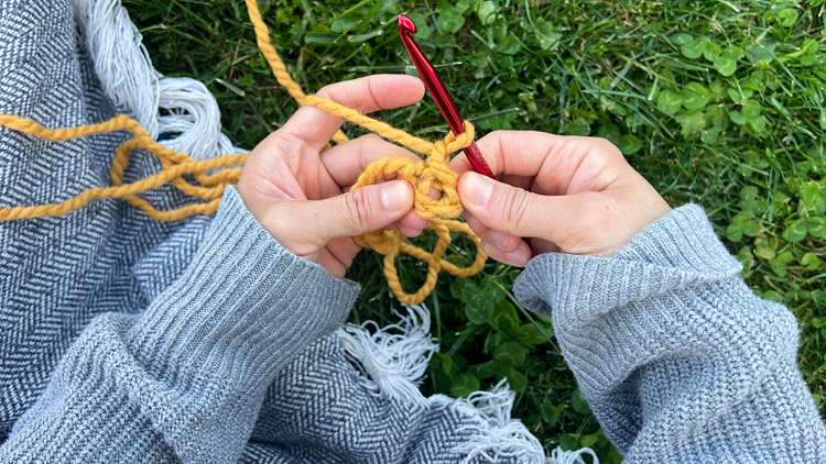 Daisy Chain Crochet Garland Tutorial // www.deliacreates.com