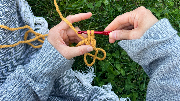 Daisy Chain Crochet Garland Tutorial // www.deliacreates.com