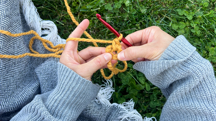 Daisy Chain Crochet Garland Tutorial // www.deliacreates.com