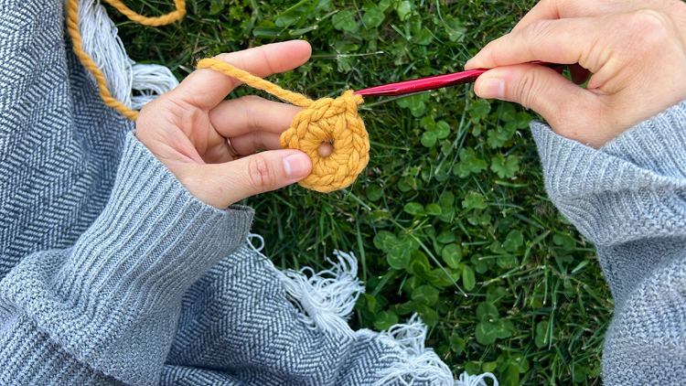 Daisy Chain Crochet Garland Tutorial // www.deliacreates.com