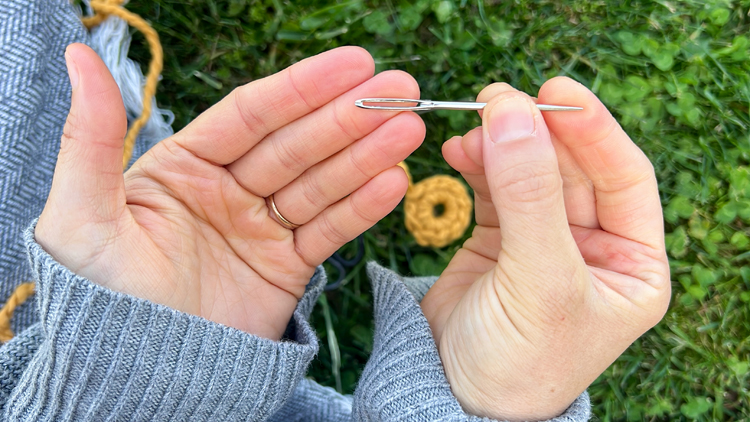 Daisy Chain Crochet Garland Tutorial // www.deliacreates.com