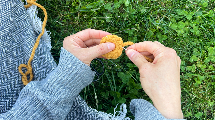 Daisy Chain Crochet Garland Tutorial // www.deliacreates.com