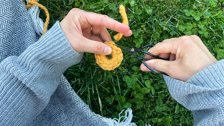 Daisy Chain Crochet Garland Tutorial // www.deliacreates.com