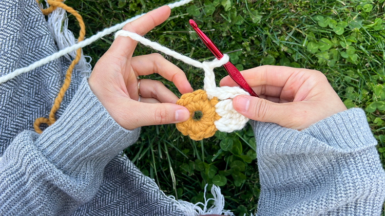 Daisy Chain Crochet Garland Tutorial // www.deliacreates.com