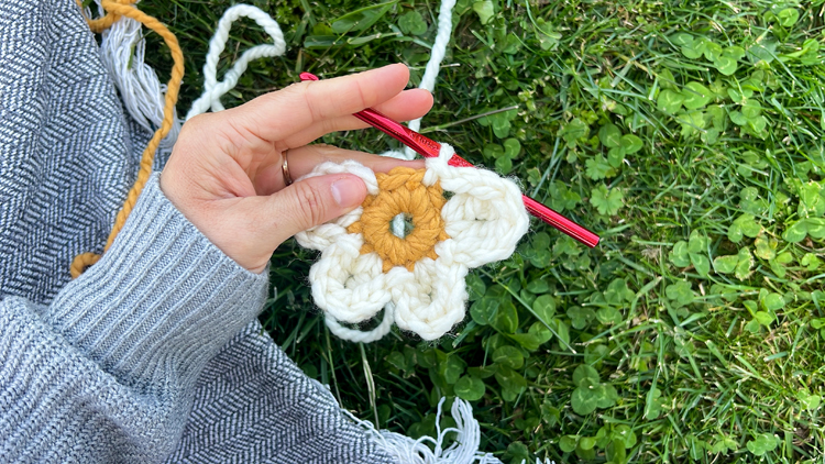 Daisy Chain Crochet Garland Tutorial // www.deliacreates.com