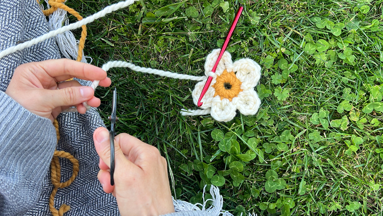 Daisy Chain Crochet Garland Tutorial // www.deliacreates.com