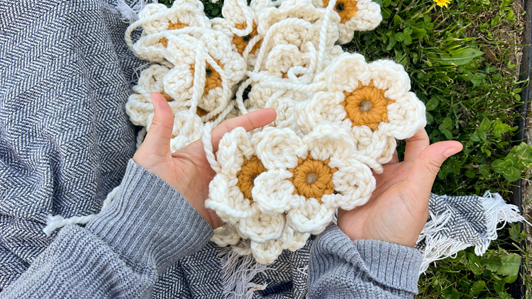 Daisy Chain Crochet Garland Tutorial // www.deliacreates.com
