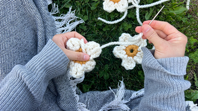 Daisy Chain Crochet Garland Tutorial // www.deliacreates.com