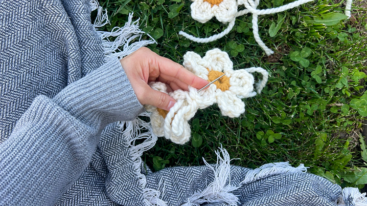 Daisy Chain Crochet Garland Tutorial // www.deliacreates.com
