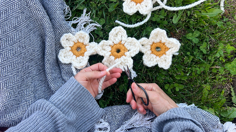 Daisy Chain Crochet Garland Tutorial // www.deliacreates.com