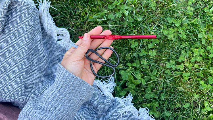 Daisy Chain Crochet Garland Tutorial // www.deliacreates.com