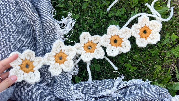 Daisy Chain Crochet Garland Tutorial // www.deliacreates.com