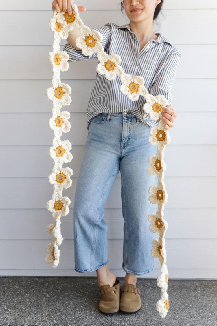 Daisy Chain Crochet Garland Tutorial // www.deliacreates.com