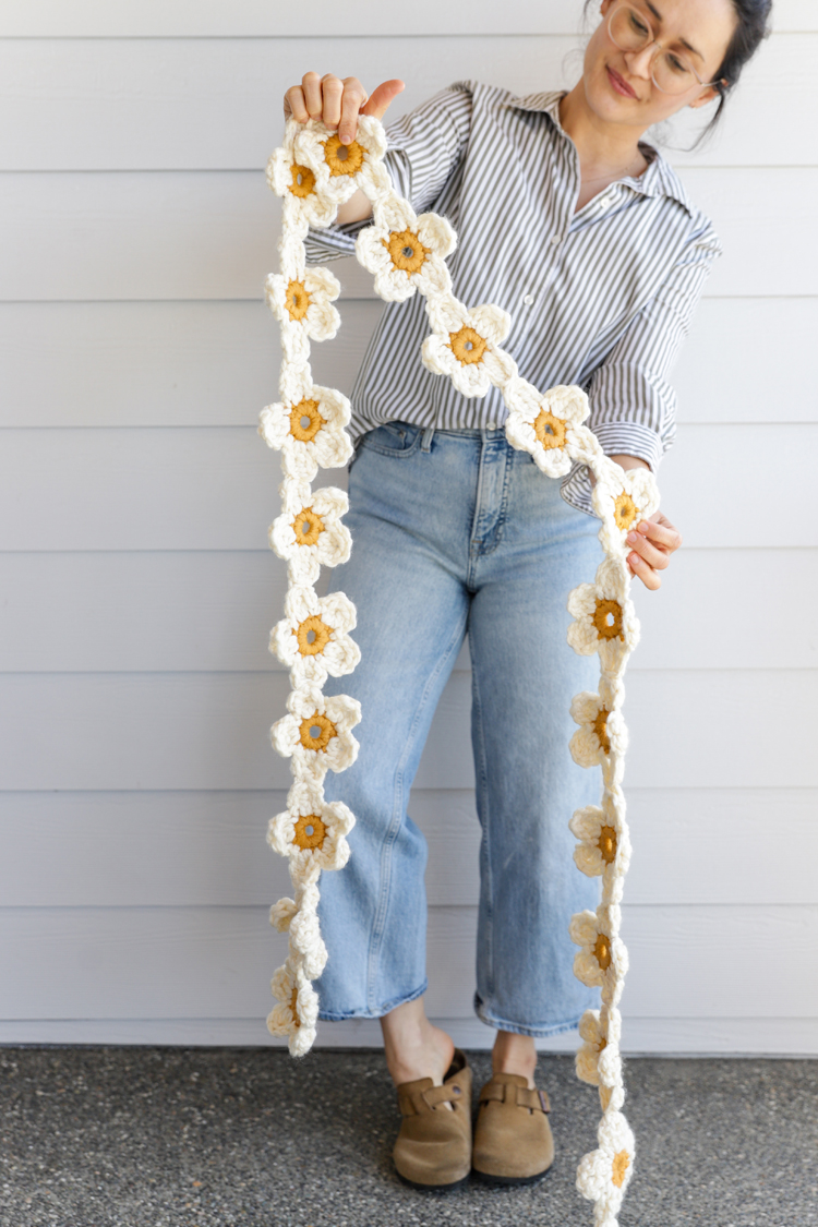 Daisy Chain Crochet Garland Tutorial // www.deliacreates.com