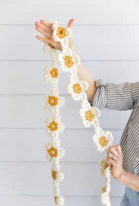 Daisy Chain Crochet Garland Tutorial // www.deliacreates.com