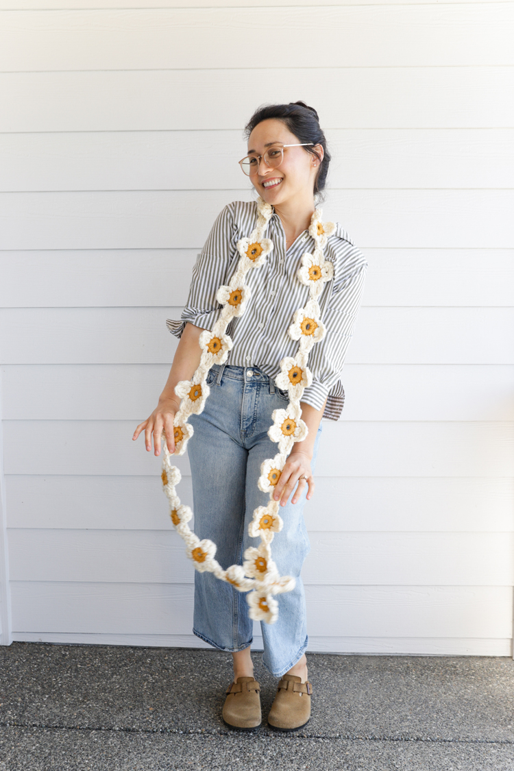 Daisy Chain Crochet Garland Tutorial // www.deliacreates.com
