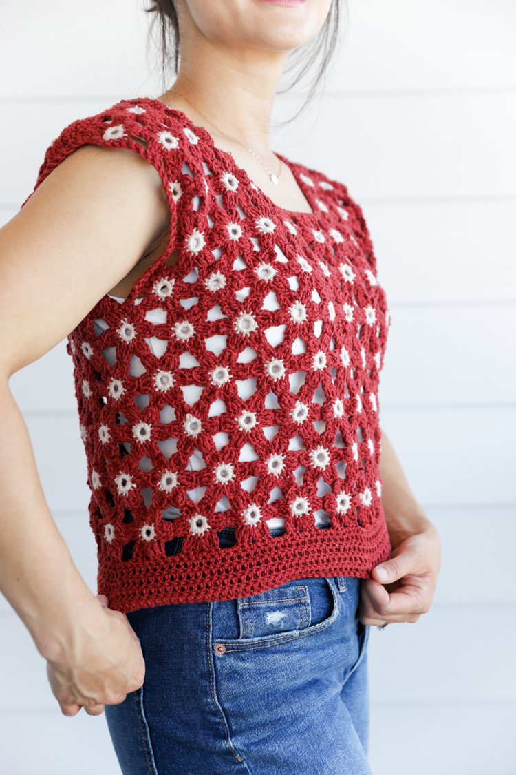 Crochet Daisy Top - FREE PATTERN Sizes Child XL - Adult XXL // www.deliacreates.com